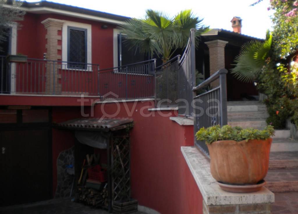 casa indipendente in vendita a Pomezia in zona Colli di Enea