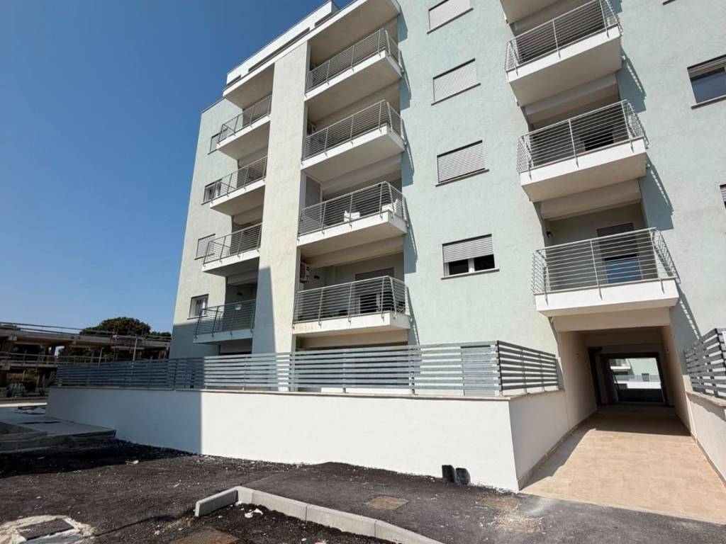 appartamento in vendita a Pomezia in zona Pratica di Mare