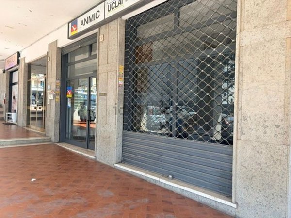 locale commerciale in vendita a Pomezia in zona Campo Bello