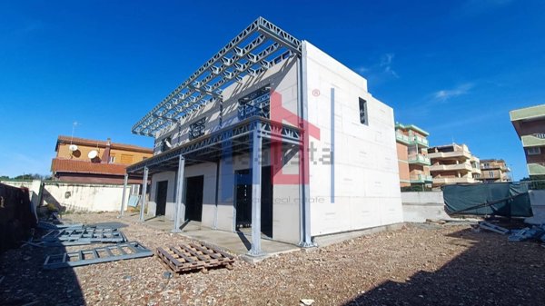 casa indipendente in vendita a Pomezia in zona Torvaianica