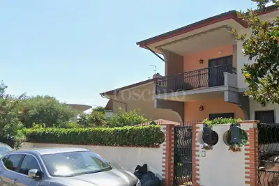 casa indipendente in vendita a Pomezia in zona Torvaianica