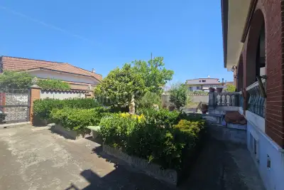 casa indipendente in vendita a Pomezia in zona Torvaianica