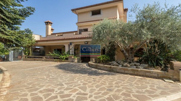 casa indipendente in vendita a Pomezia