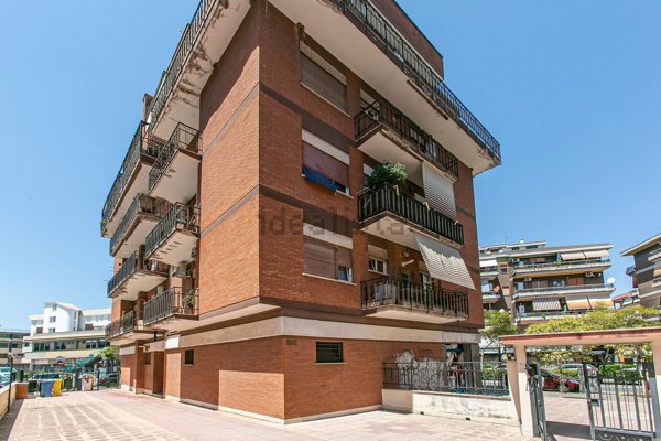appartamento in vendita a Pomezia in zona Campo Bello