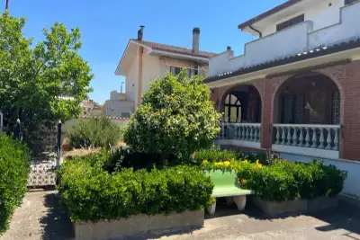 casa indipendente in vendita a Pomezia in zona Torvaianica