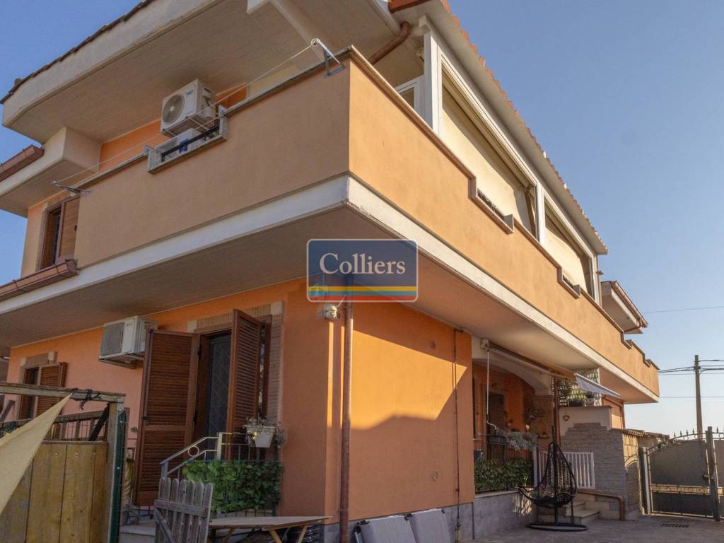 casa indipendente in vendita a Pomezia in zona Torvaianica Alta