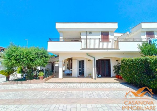 casa indipendente in vendita a Pomezia in zona Torvaianica