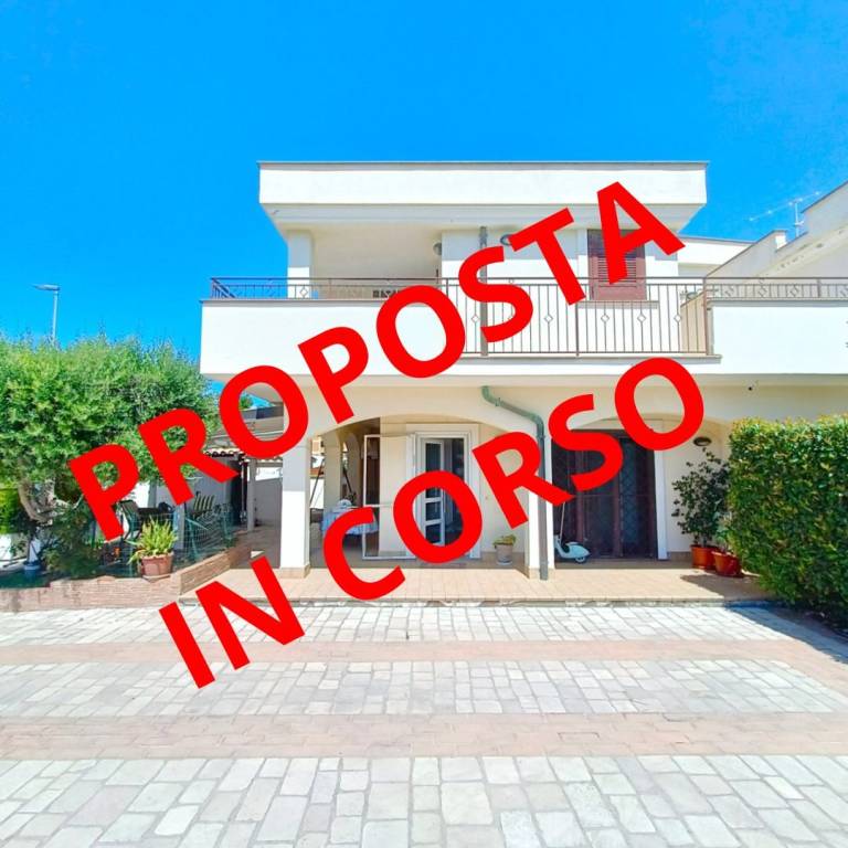casa indipendente in vendita a Pomezia in zona Torvaianica