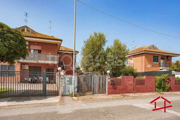 casa indipendente in vendita a Pomezia in zona Torvaianica