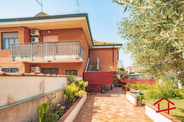 casa indipendente in vendita a Pomezia in zona Torvaianica