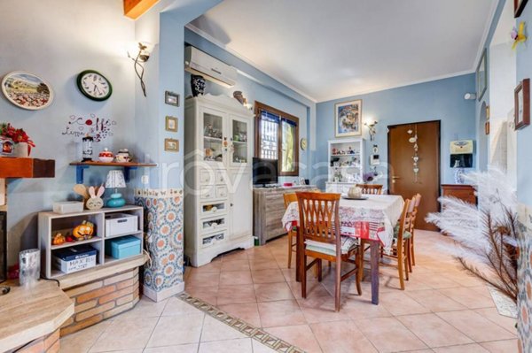 casa indipendente in vendita a Pomezia in zona Torvaianica