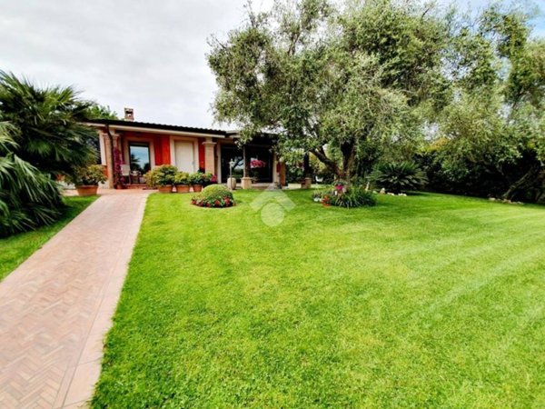 casa indipendente in vendita a Pomezia in zona Colli di Enea