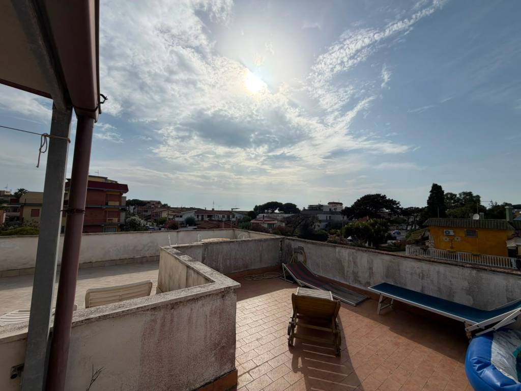 casa indipendente in vendita a Pomezia