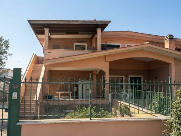 casa indipendente in vendita a Pomezia in zona Torvaianica Alta