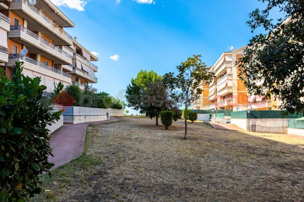 appartamento in vendita a Pomezia in zona Santa Palomba