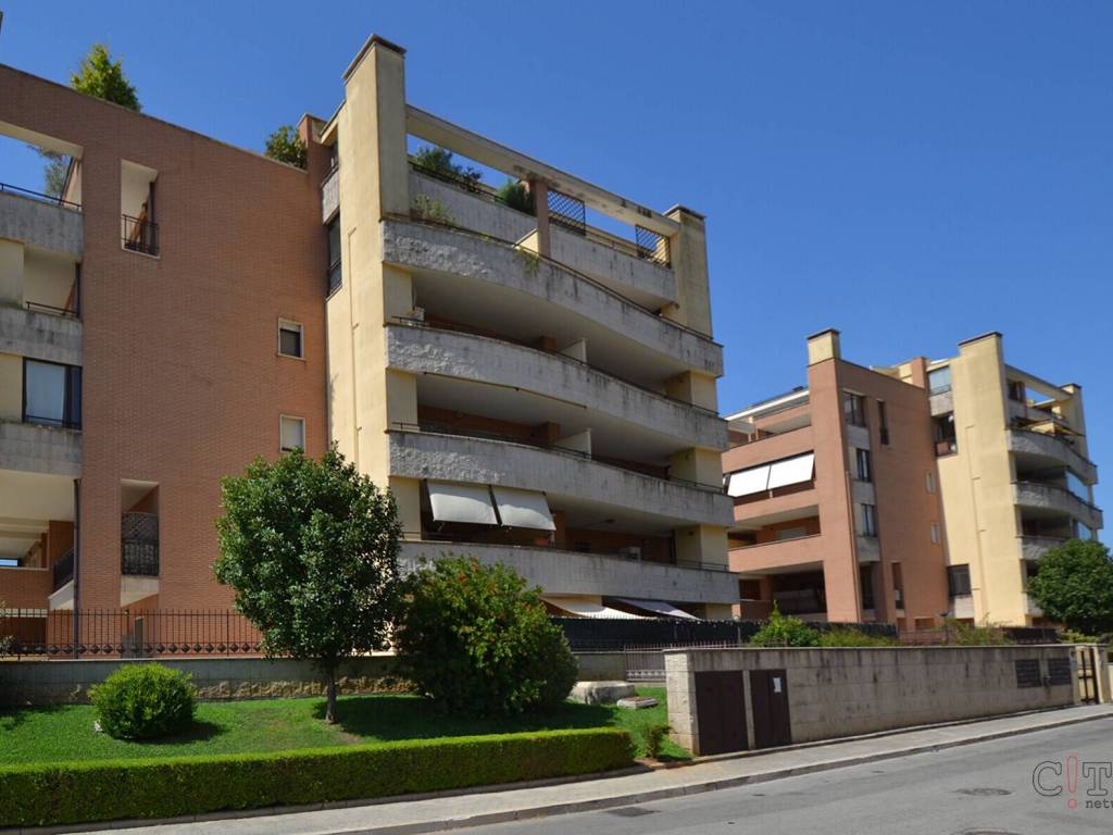 appartamento in vendita a Pomezia in zona Campo Bello