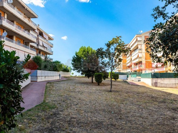 appartamento in vendita a Pomezia in zona Santa Palomba