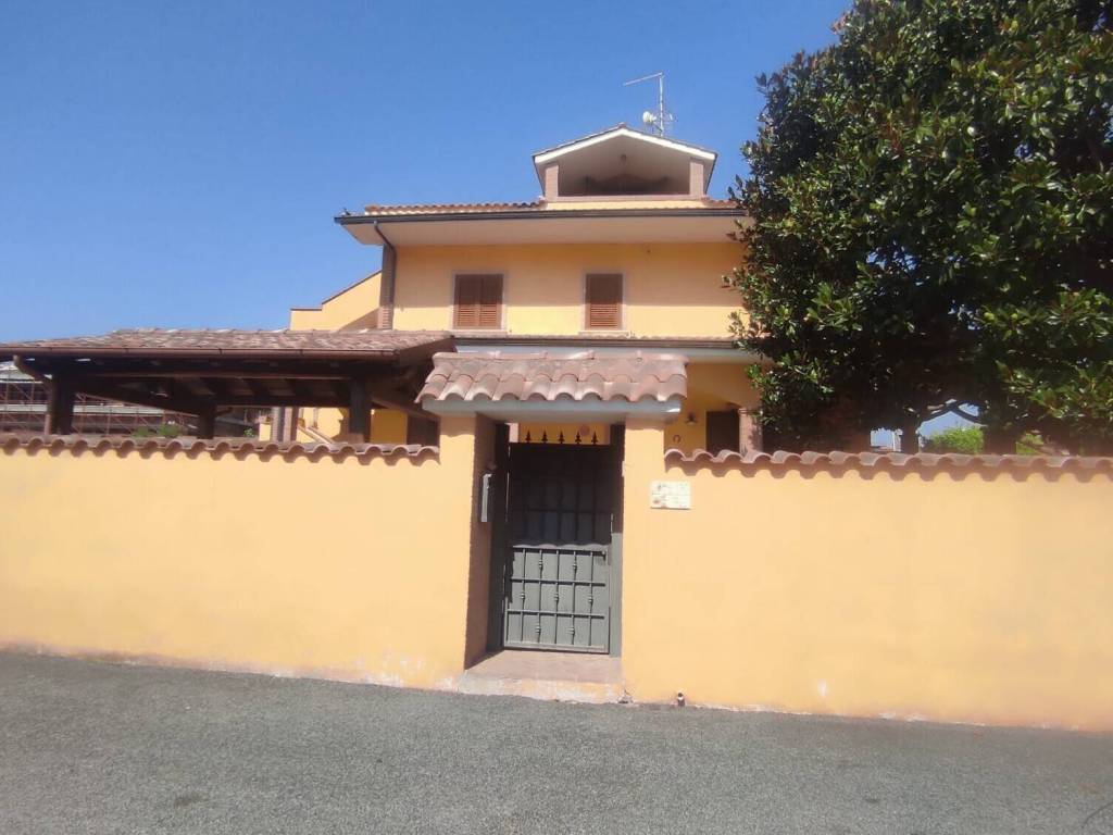 casa indipendente in vendita a Pomezia in zona Torvaianica Alta