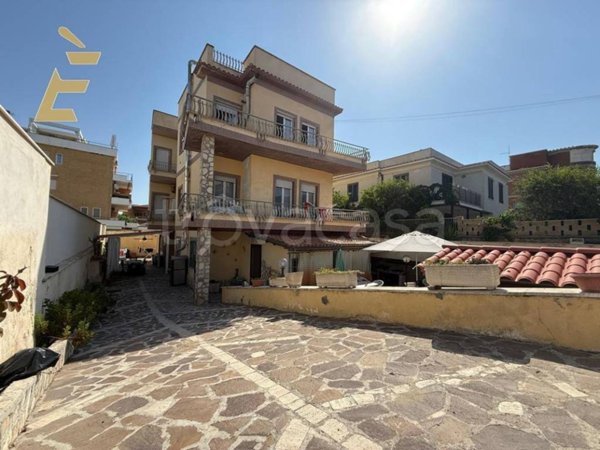 casa indipendente in vendita a Pomezia in zona Torvaianica