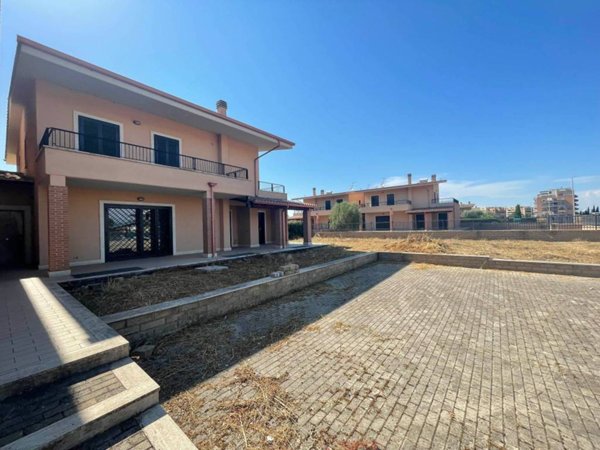 casa indipendente in vendita a Pomezia