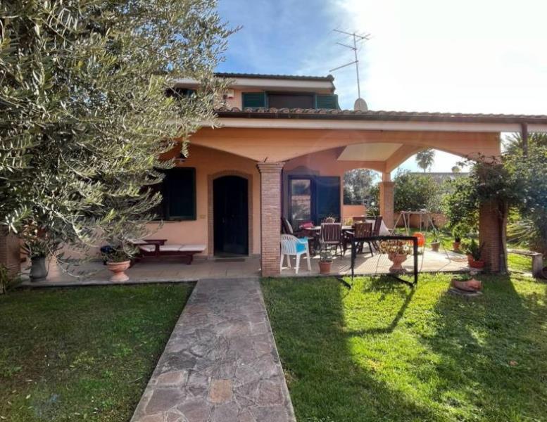 casa indipendente in vendita a Pomezia in zona Macchiozza