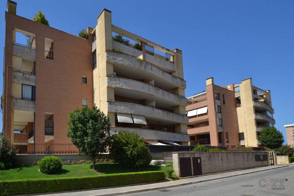 appartamento in vendita a Pomezia in zona Campo Bello