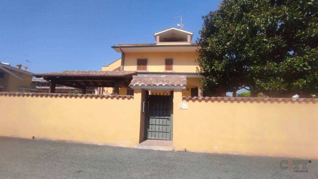 casa indipendente in vendita a Pomezia in zona Torvaianica Alta