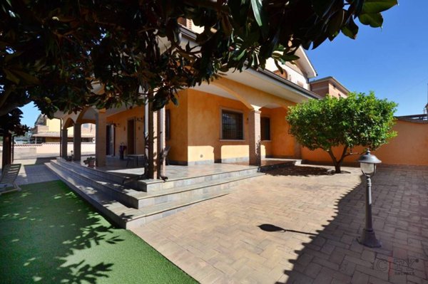 casa indipendente in vendita a Pomezia in zona Torvaianica Alta