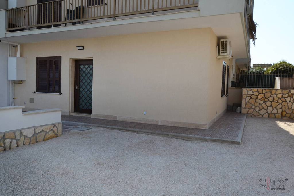 appartamento in vendita a Pomezia in zona Torvaianica