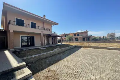 casa indipendente in vendita a Pomezia