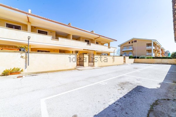 appartamento in vendita a Pomezia in zona Torvaianica
