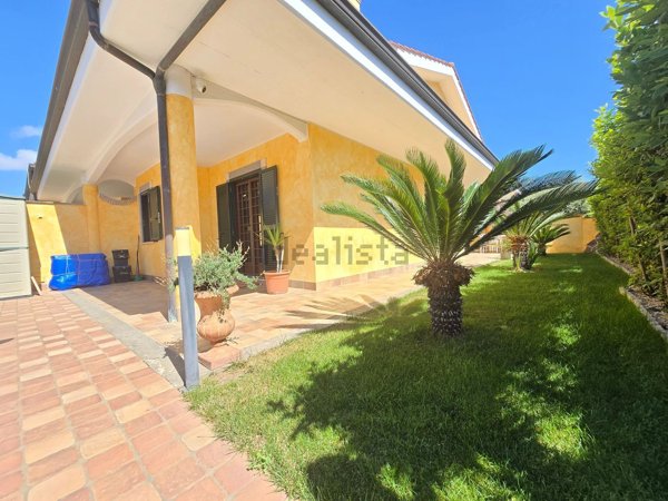 casa indipendente in vendita a Pomezia in zona Torvaianica Alta