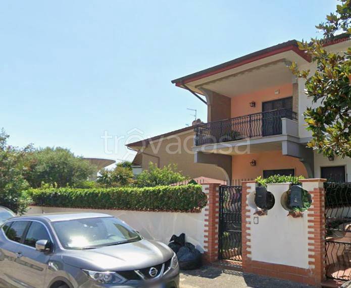 casa indipendente in vendita a Pomezia in zona Torvaianica