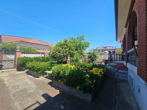 casa indipendente in vendita a Pomezia in zona Torvaianica