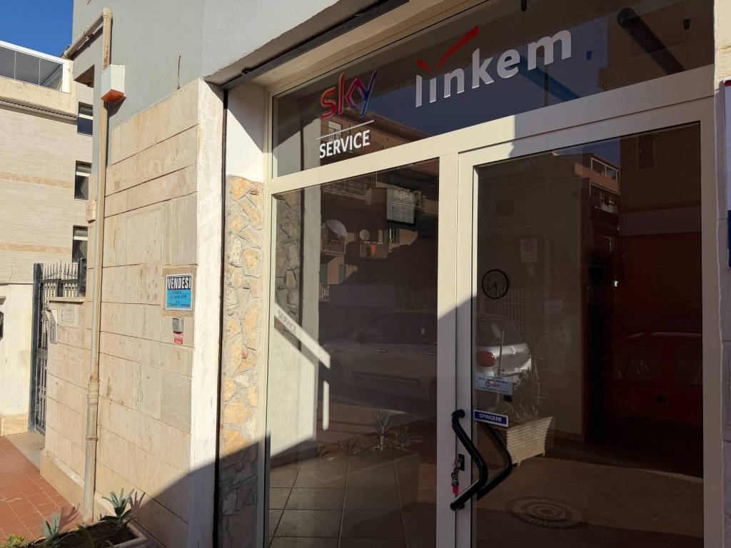 negozio in vendita a Pomezia in zona Torvaianica