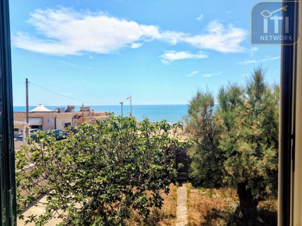 casa indipendente in vendita a Pomezia in zona Torvaianica