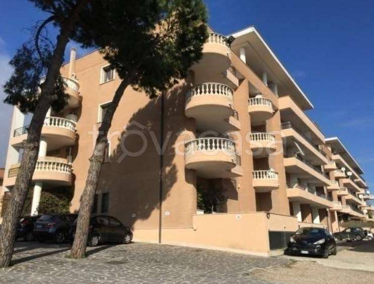 appartamento in vendita a Pomezia in zona Campo Bello