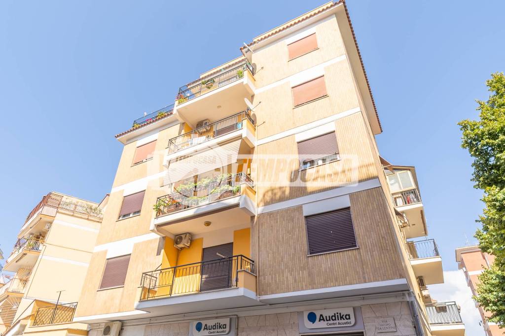 appartamento in vendita a Pomezia in zona Campo Bello