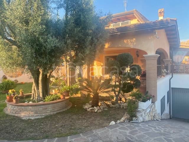 casa indipendente in vendita a Pomezia in zona Macchiozza