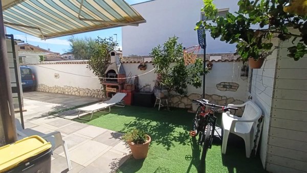 casa indipendente in vendita a Pomezia in zona Torvaianica