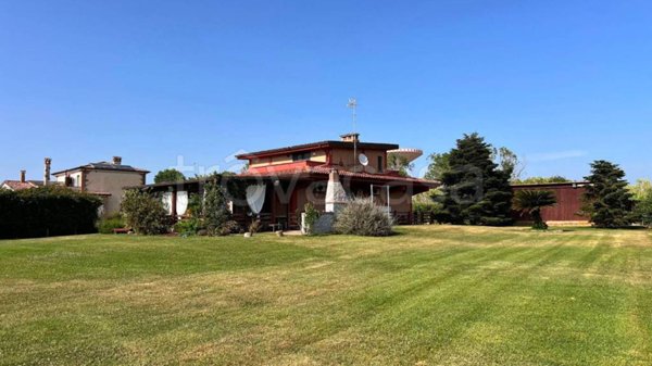 casa indipendente in vendita a Pomezia in zona Torvaianica Alta