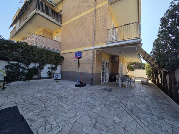 appartamento in vendita a Pomezia in zona Torvaianica