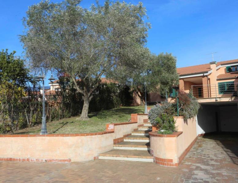 casa indipendente in vendita a Pomezia in zona Colli di Enea