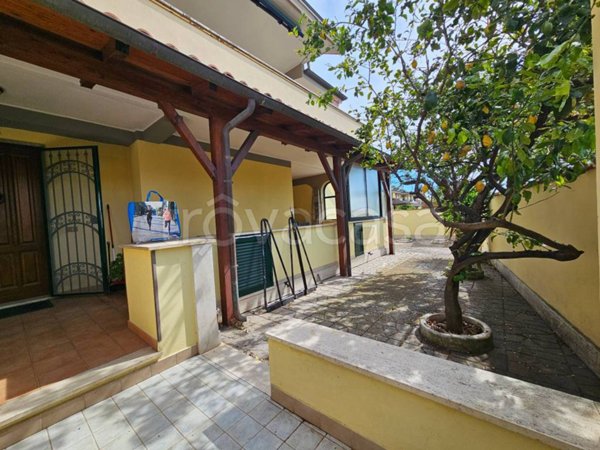 casa indipendente in vendita a Pomezia in zona Torvaianica Alta