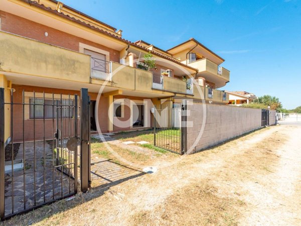 appartamento in vendita a Pomezia in zona Torvaianica