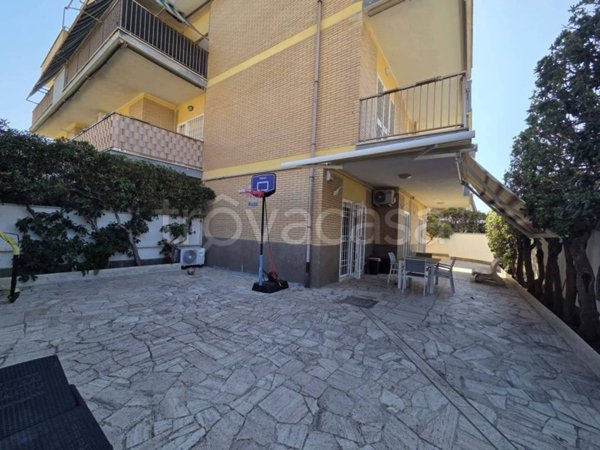 appartamento in vendita a Pomezia in zona Torvaianica