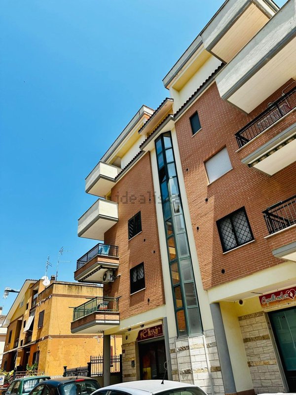 appartamento in vendita a Pomezia in zona Campo Bello