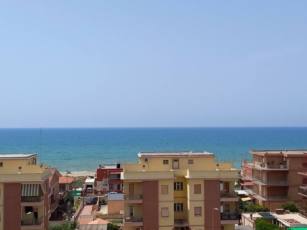appartamento in vendita a Pomezia in zona Torvaianica