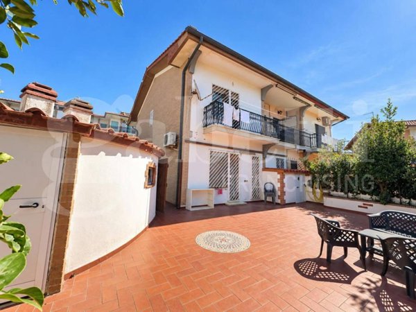 casa indipendente in vendita a Pomezia in zona Torvaianica