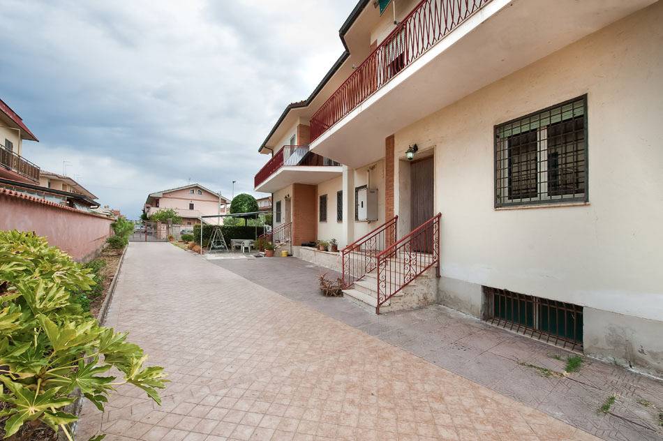 casa indipendente in vendita a Pomezia in zona Torvaianica
